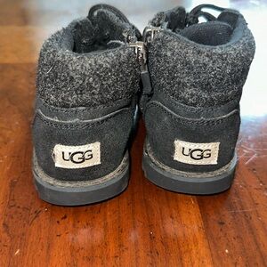 Kids Ugg boots size 7 baby/toddler/- black